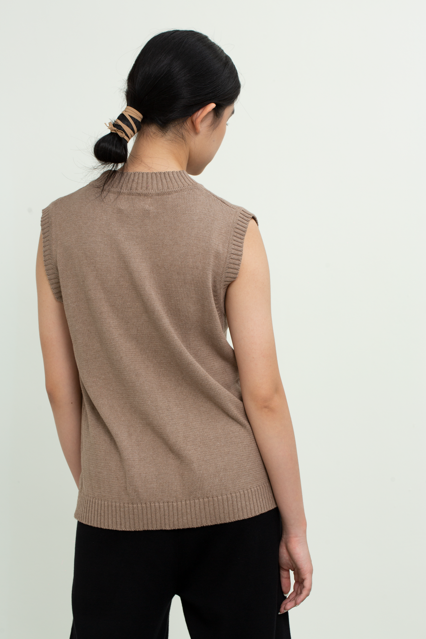 knit sleeveless vest top - brown