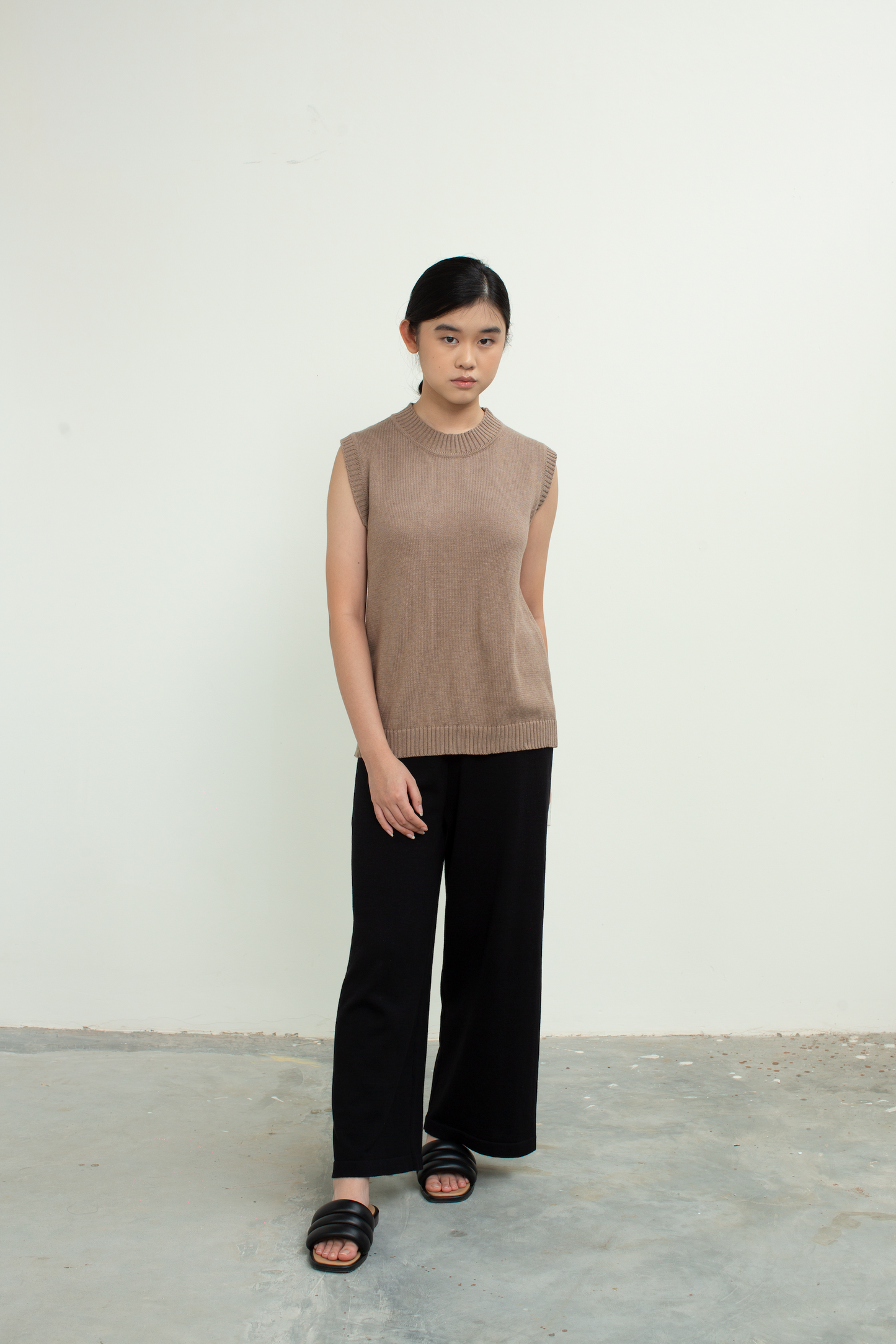 knit sleeveless vest top - brown