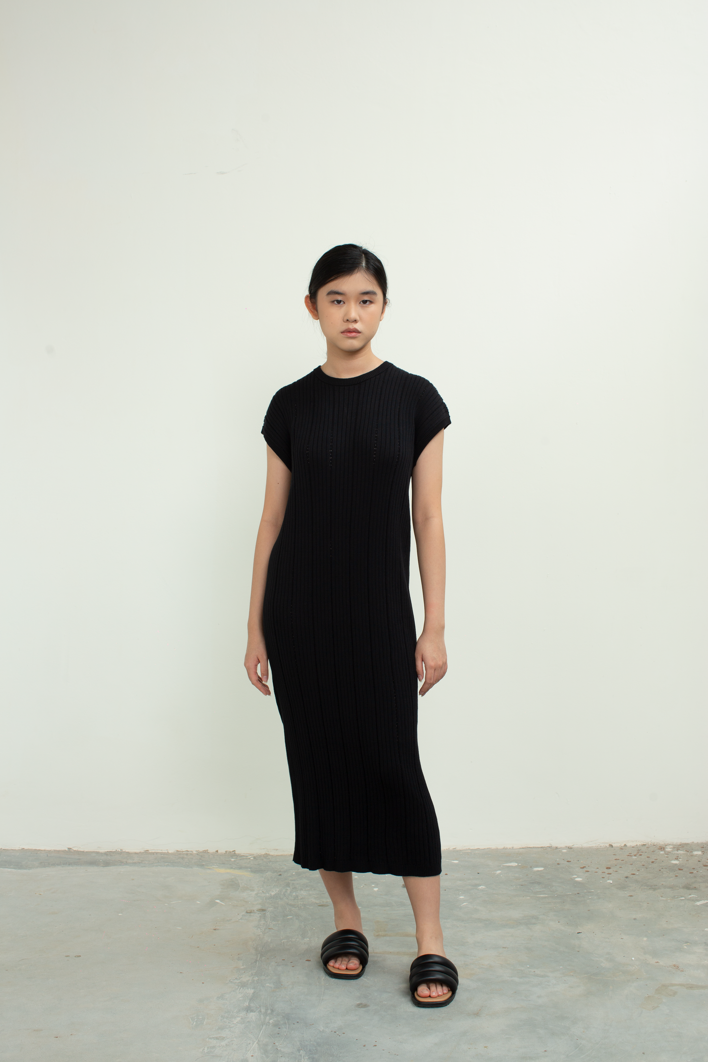 textured knit midi dress - black