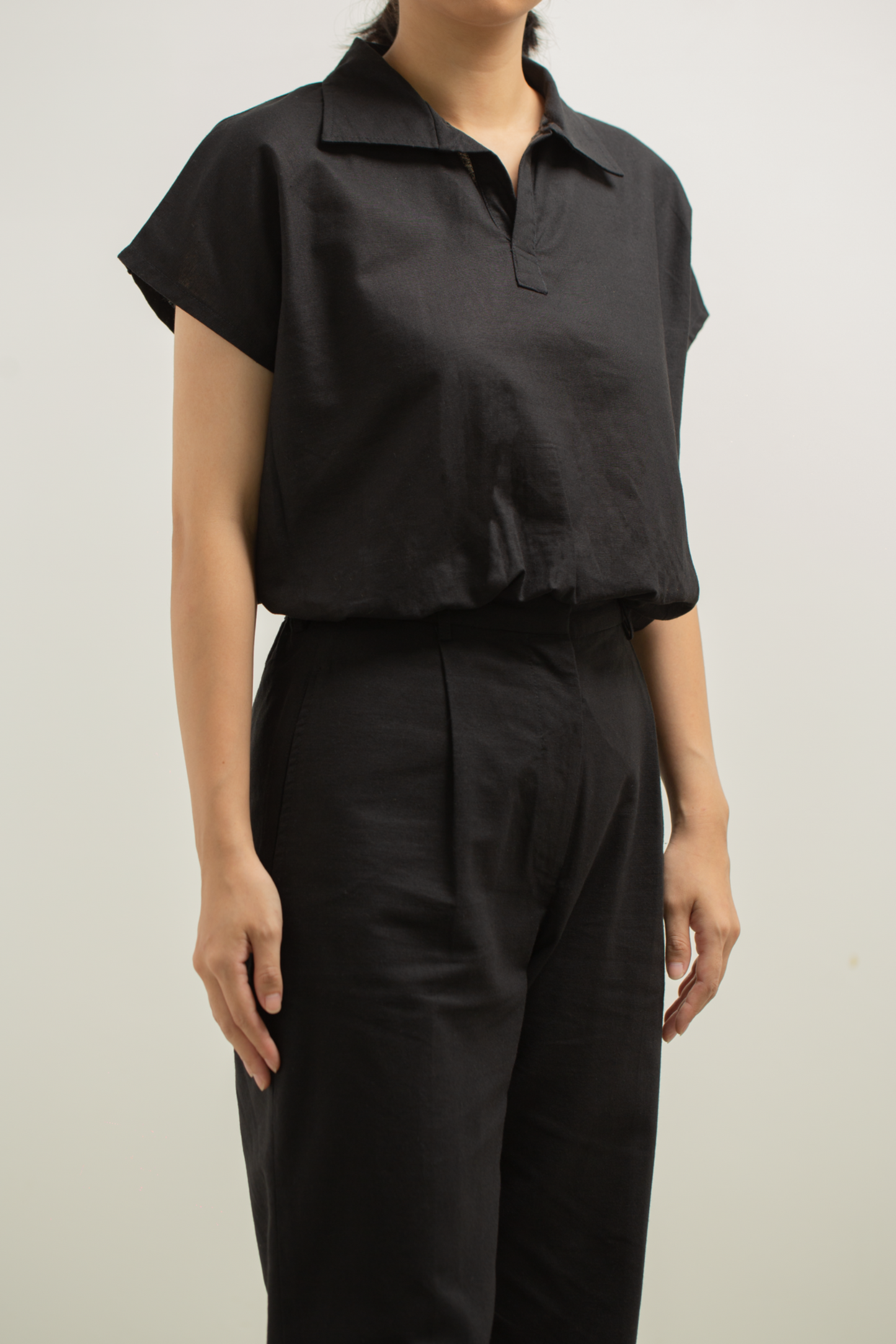 linen v-collar top - black