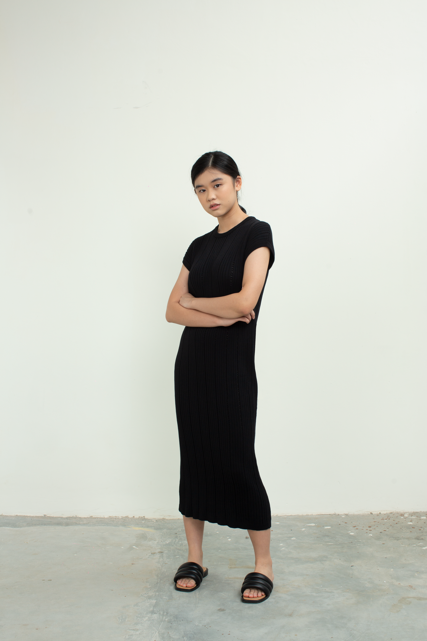 textured knit midi dress - black