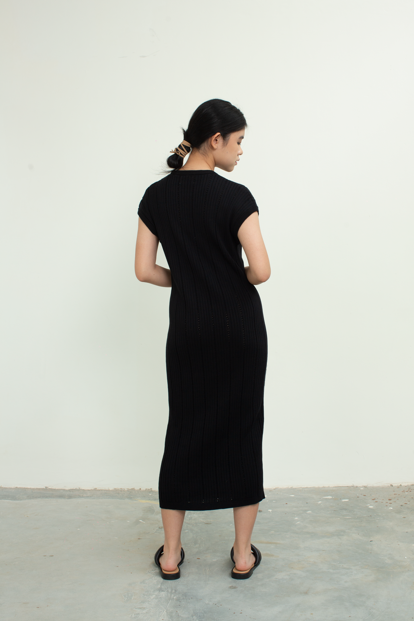 textured knit midi dress - black